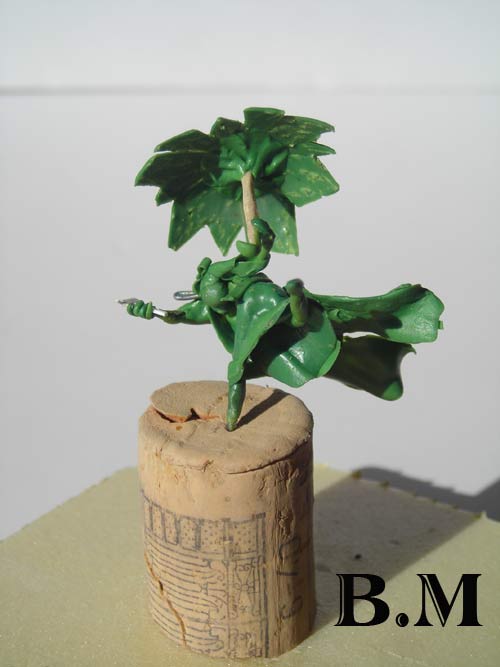 statuette femme avec parapluie