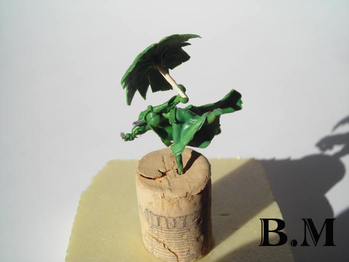 statuette femme au parapluie